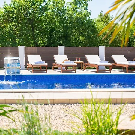 Tranquil Getaway With Pool Polje (Krk)