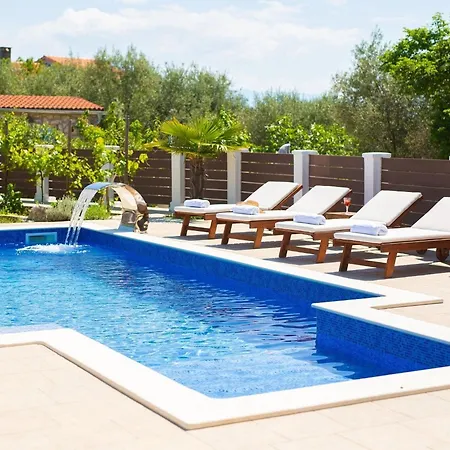 Tranquil Getaway With Pool Villa