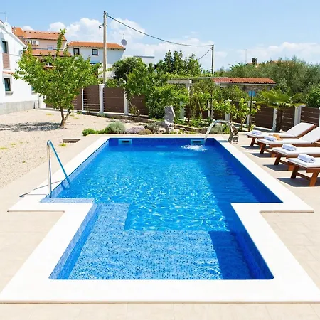 Tranquil Getaway With Pool *