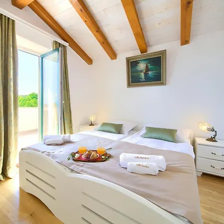 Villa Tranquil Getaway With Pool *