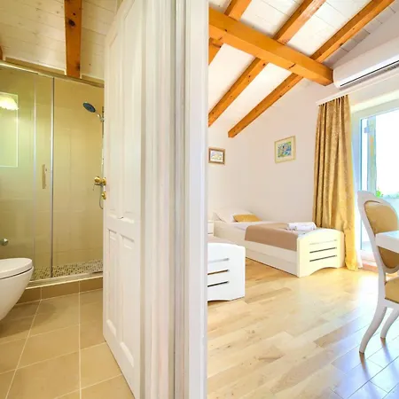 Tranquil Getaway With Pool Willa Polje (Krk)