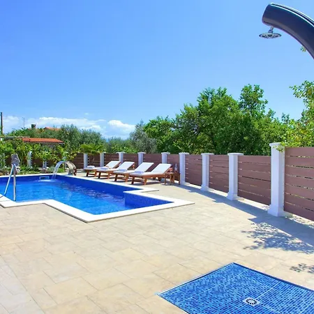 Tranquil Getaway With Pool Polje (Krk)