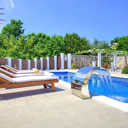 Villa Tranquil Getaway With Pool