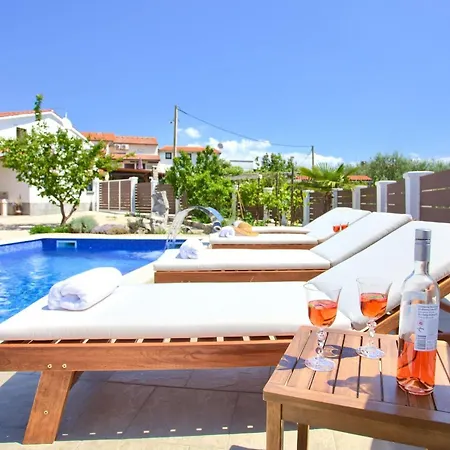 Tranquil Getaway With Pool * Polje (Krk)