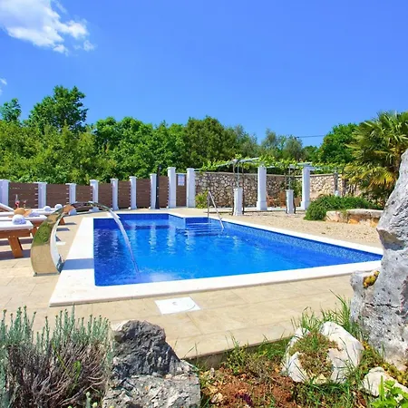 Villa Tranquil Getaway With Pool *