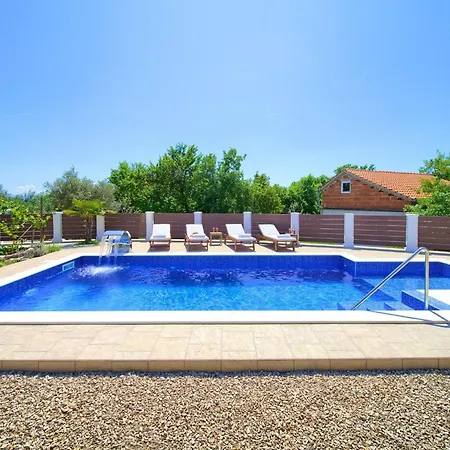 Villa Tranquil Getaway With Pool