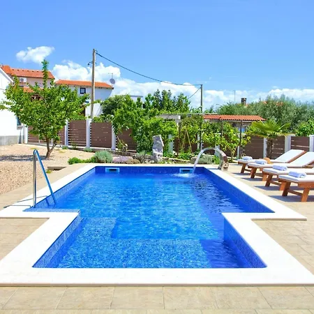 Tranquil Getaway With Pool Polje (Krk)