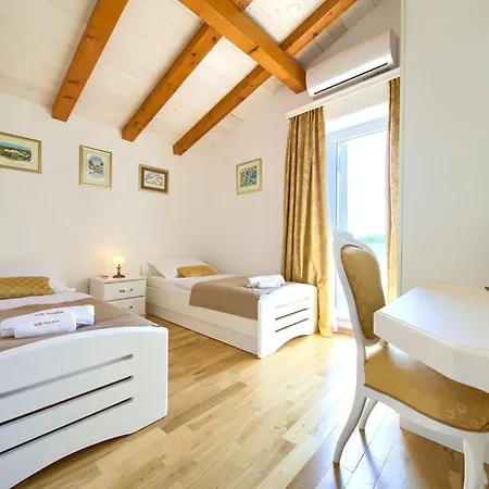 Tranquil Getaway With Pool Polje (Krk)