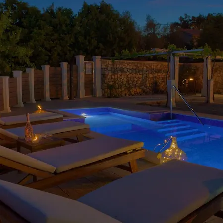 Villa Tranquil Getaway With Pool