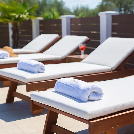 Villa Tranquil Getaway With Pool *