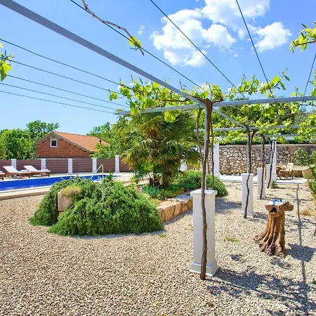 Tranquil Getaway With Pool Polje (Krk)