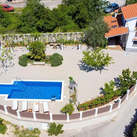 Βίλα Tranquil Getaway With Pool *