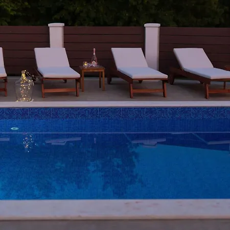 Tranquil Getaway With Pool Polje (Krk)